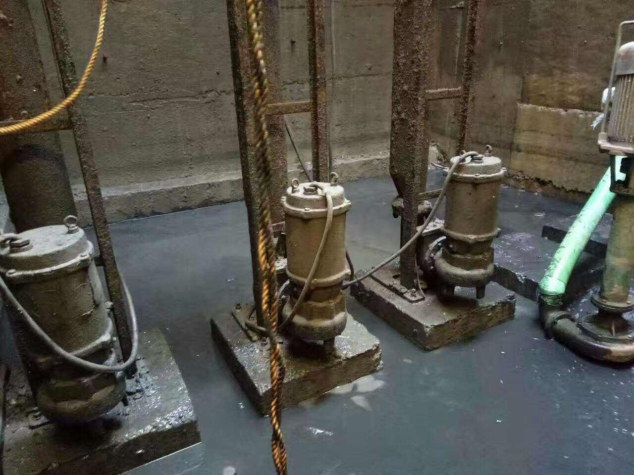 会文镇污水池清理