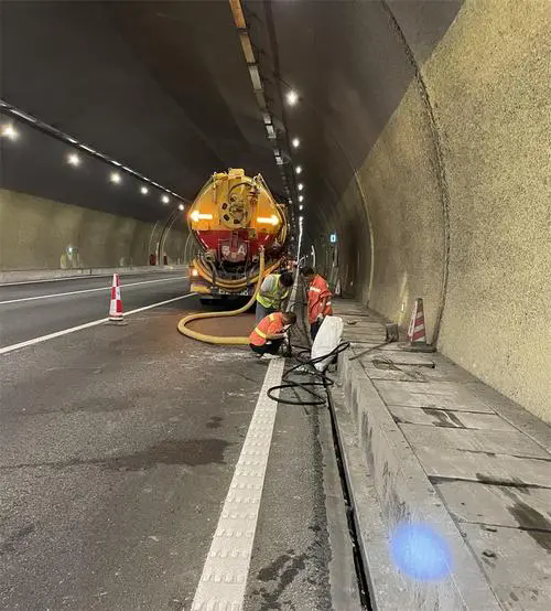 会文镇隧道排水渠清淤